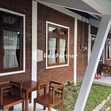 Rifka Annisa Guesthouse Syariah Redpartner Yogyakarta Exterior photo
