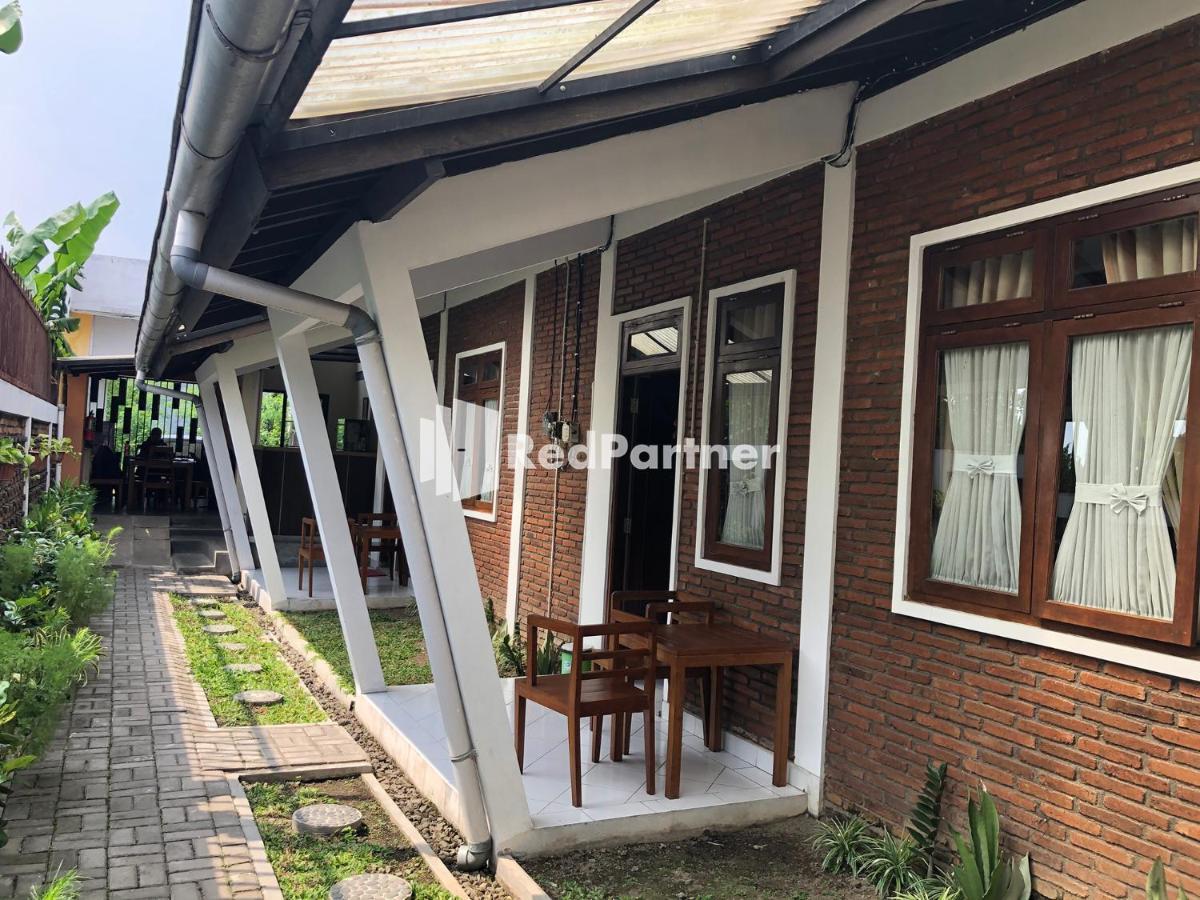 Rifka Annisa Guesthouse Syariah Redpartner Yogyakarta Exterior photo