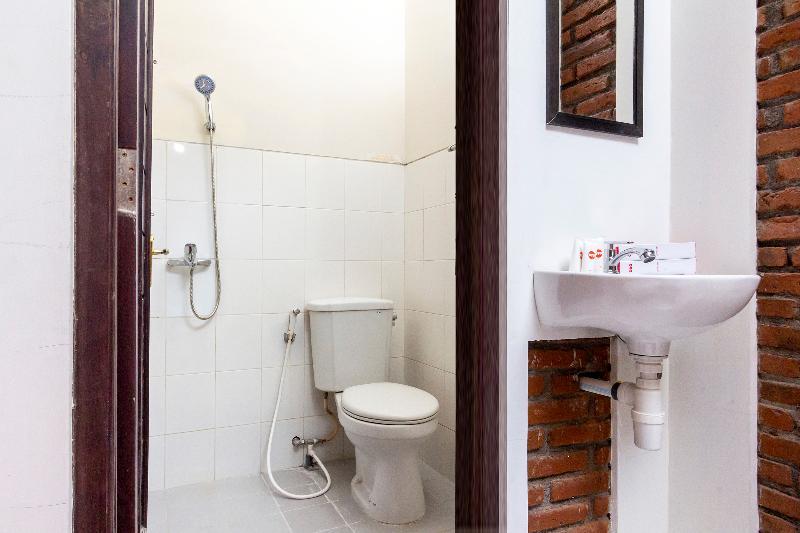 Rifka Annisa Guesthouse Syariah Redpartner Yogyakarta Exterior photo